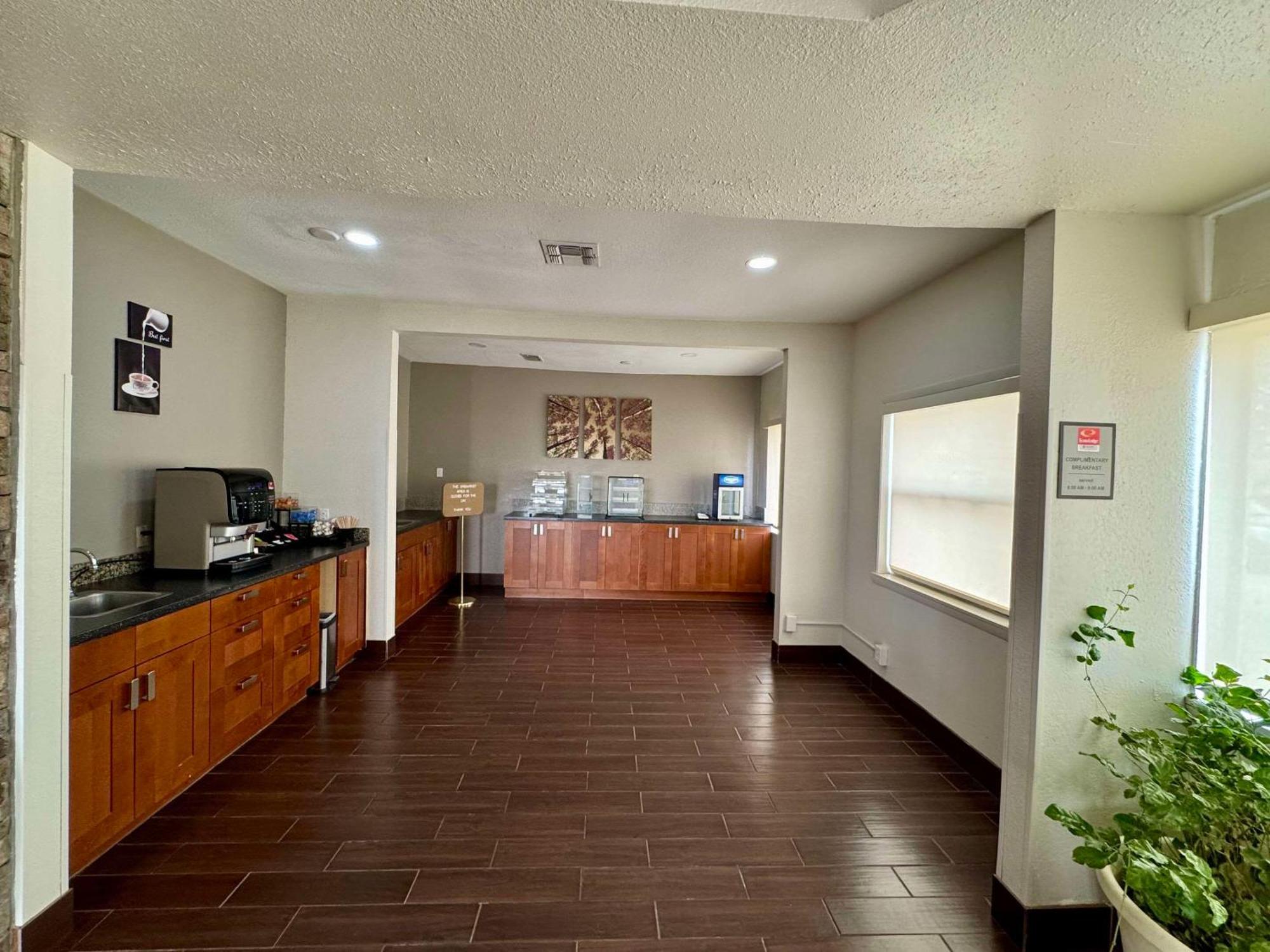 Econo Lodge *