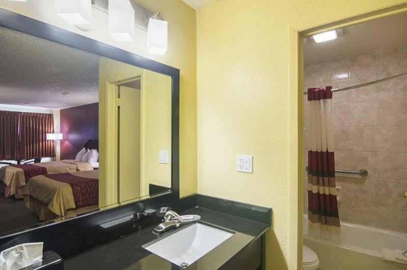 Econo Lodge *