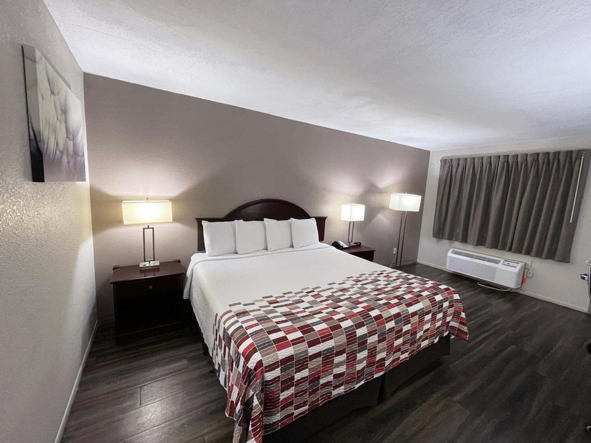 Econo Lodge *